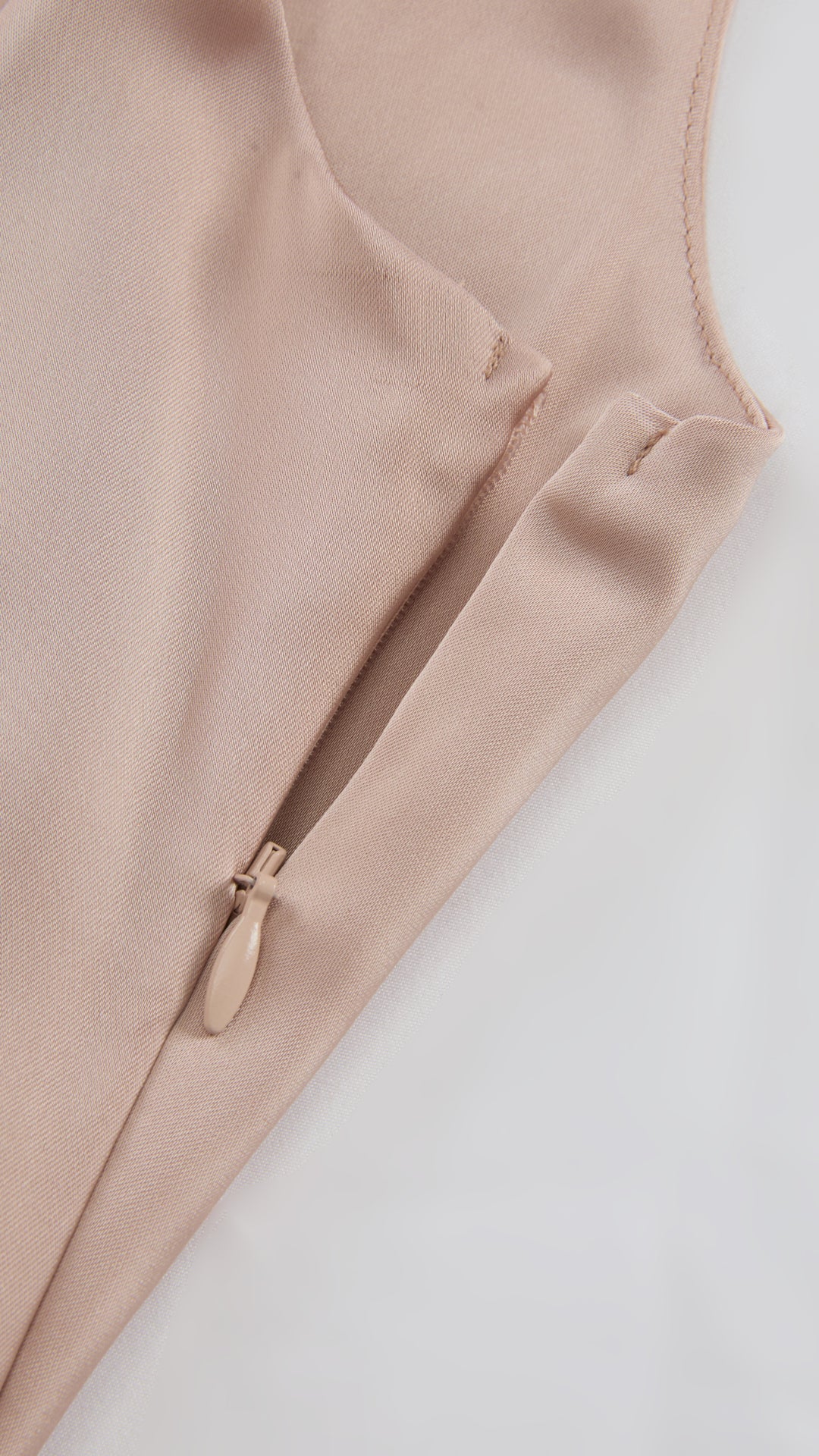 Abito Lungo Monospalla in Satin con Spacco - Eleganza Senza Tempo per Matrimoni e Serate