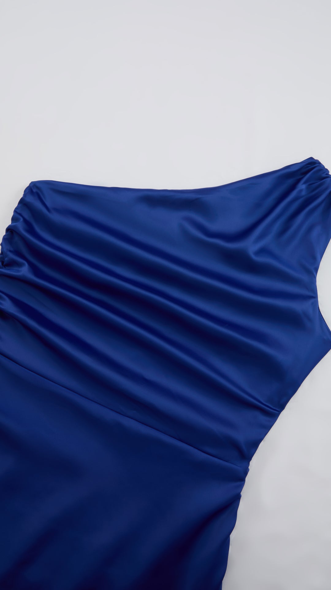 Abito Lungo Monospalla in Satin con Spacco - Eleganza Senza Tempo per Matrimoni e Serate