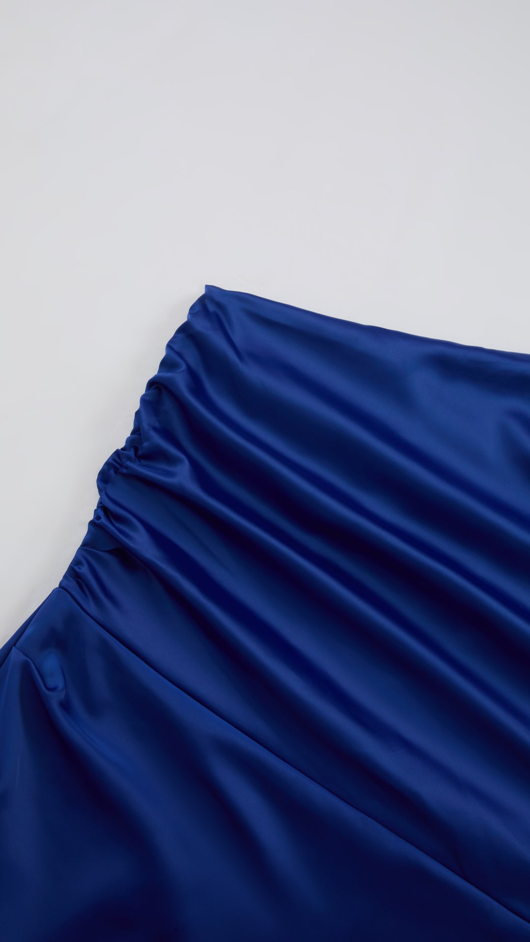 Abito Lungo Monospalla in Satin con Spacco - Eleganza Senza Tempo per Matrimoni e Serate