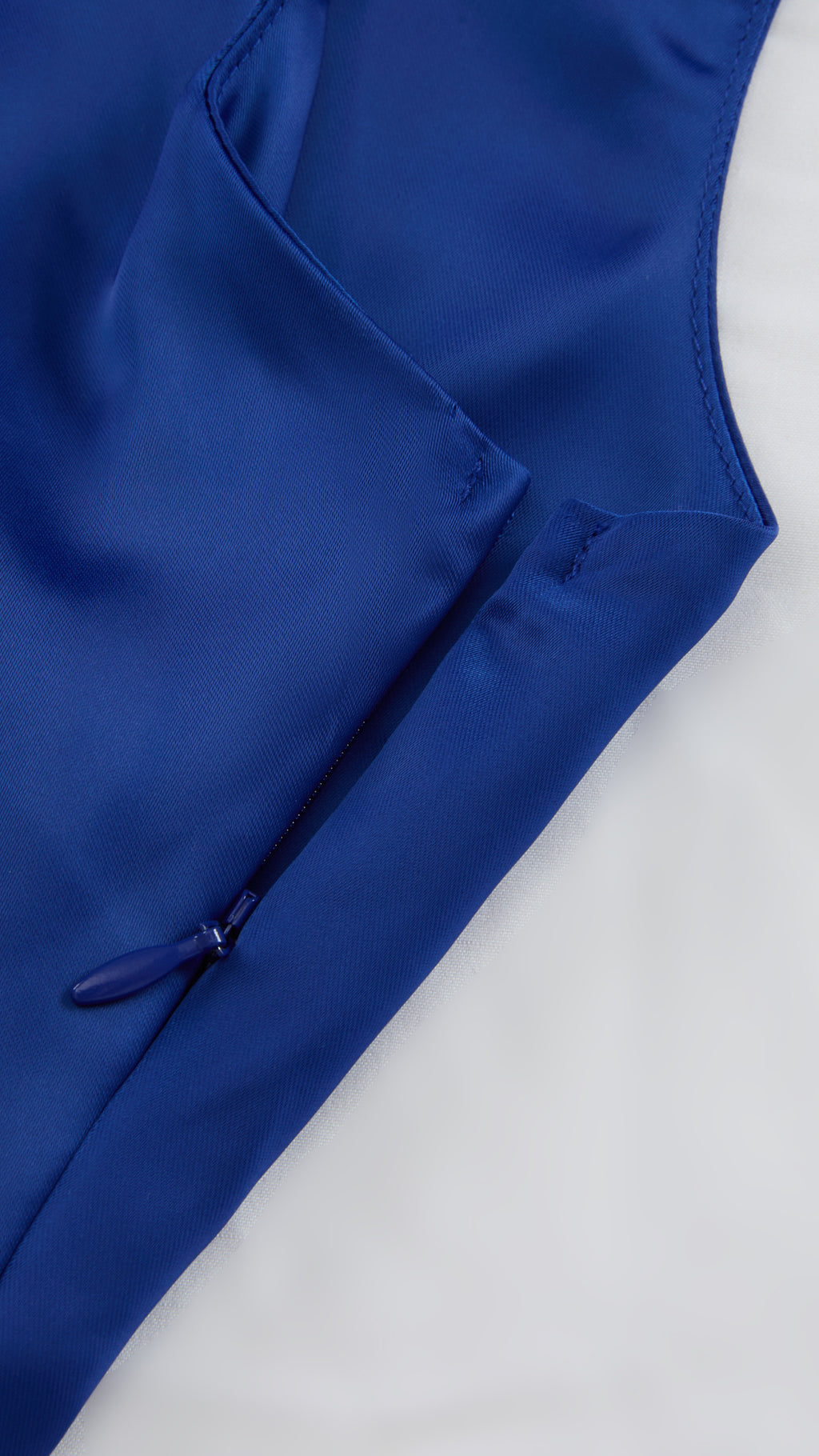 Abito Lungo Monospalla in Satin con Spacco - Eleganza Senza Tempo per Matrimoni e Serate