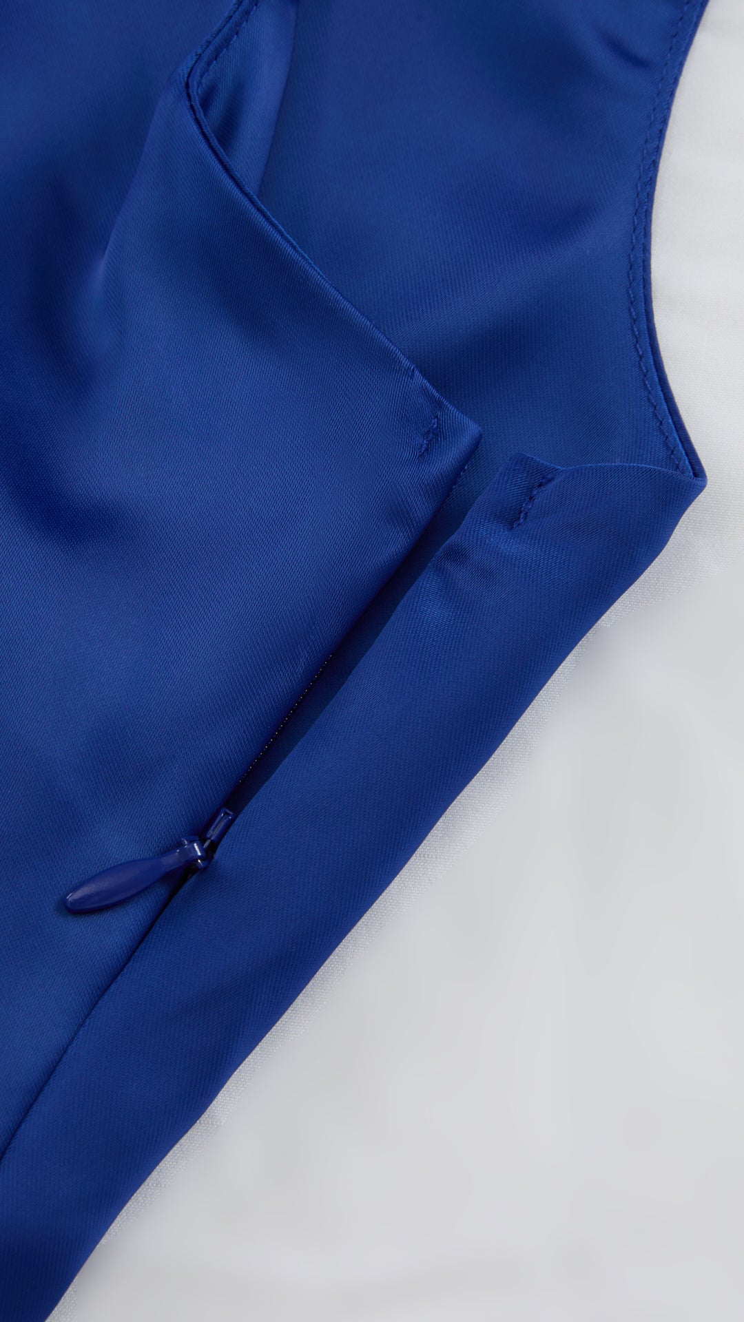 Abito Lungo Monospalla in Satin con Spacco - Eleganza Senza Tempo per Matrimoni e Serate