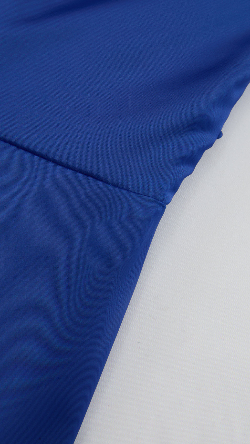 Abito Lungo Monospalla in Satin con Spacco - Eleganza Senza Tempo per Matrimoni e Serate