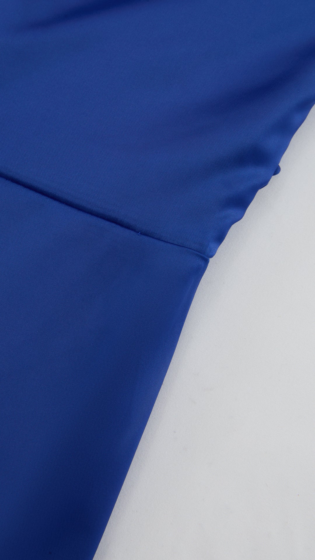 Abito Lungo Monospalla in Satin con Spacco - Eleganza Senza Tempo per Matrimoni e Serate