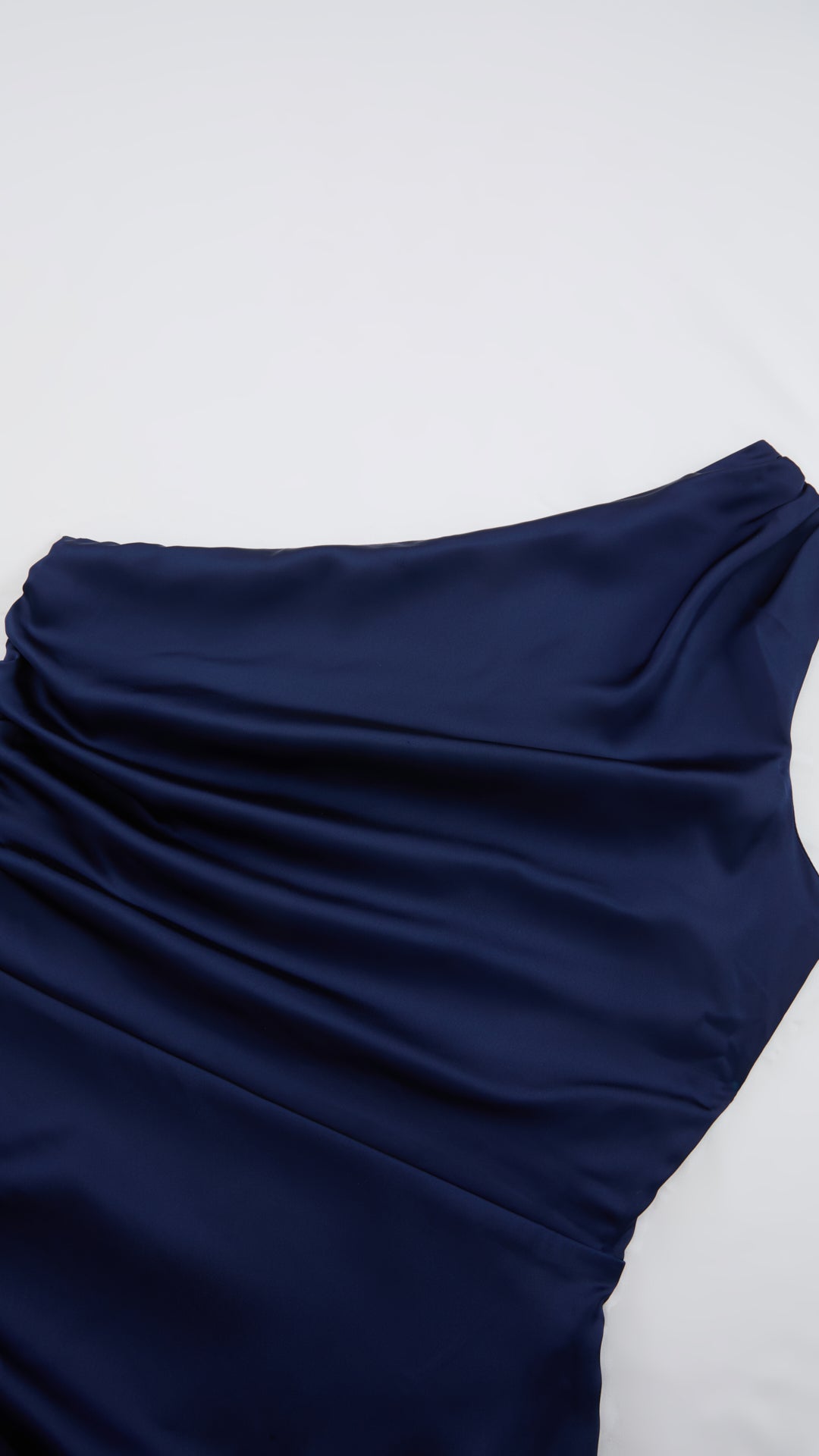Abito Lungo Monospalla in Satin con Spacco - Eleganza Senza Tempo per Matrimoni e Serate