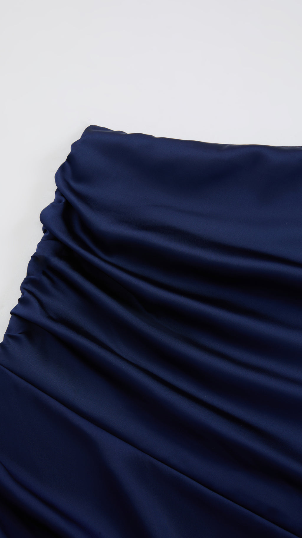 Abito Lungo Monospalla in Satin con Spacco - Eleganza Senza Tempo per Matrimoni e Serate