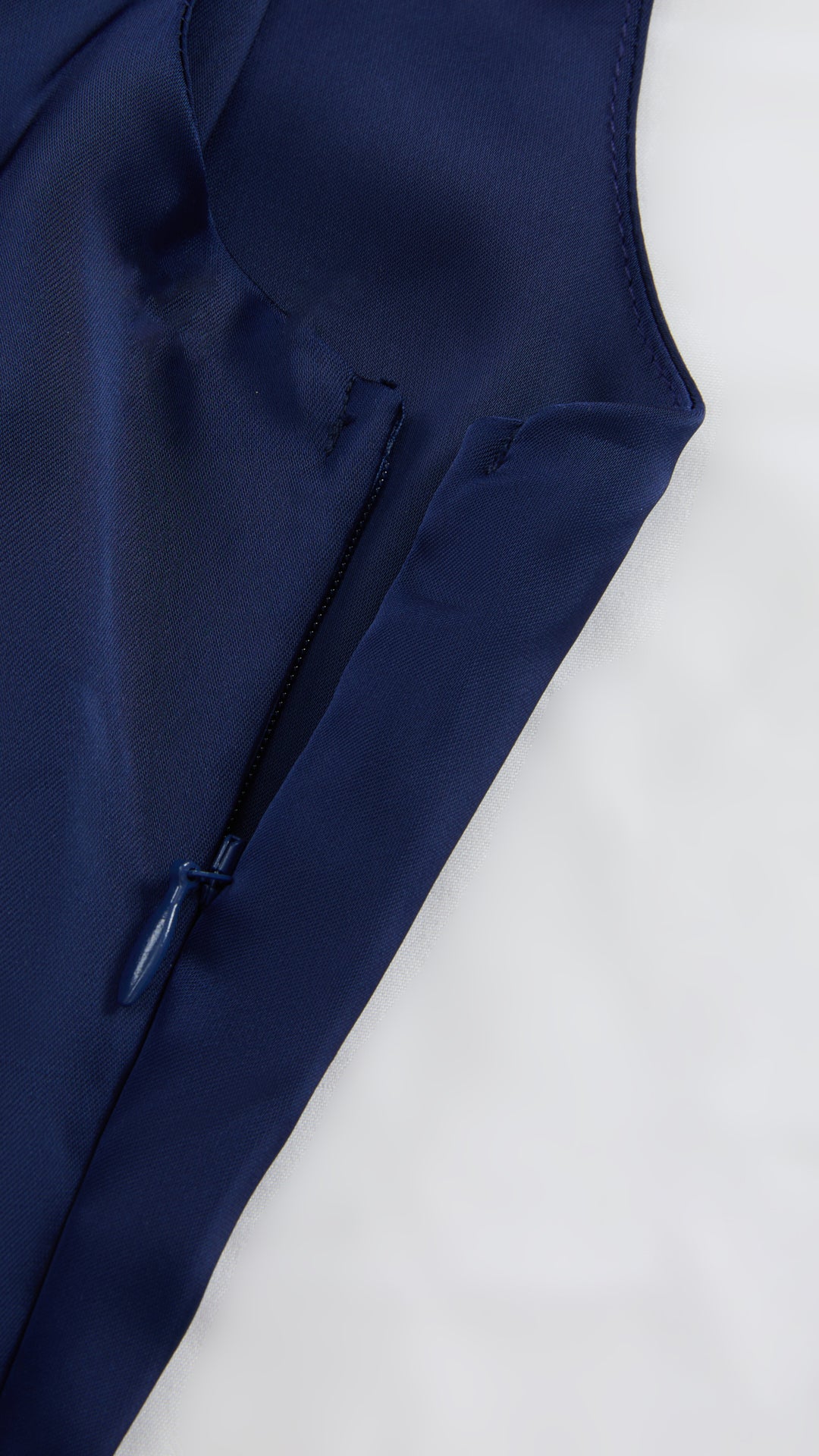 Abito Lungo Monospalla in Satin con Spacco - Eleganza Senza Tempo per Matrimoni e Serate
