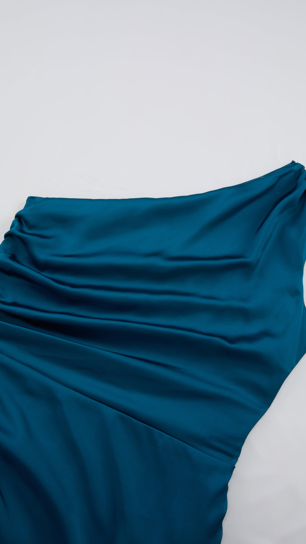 Abito Lungo Monospalla in Satin con Spacco - Eleganza Senza Tempo per Matrimoni e Serate