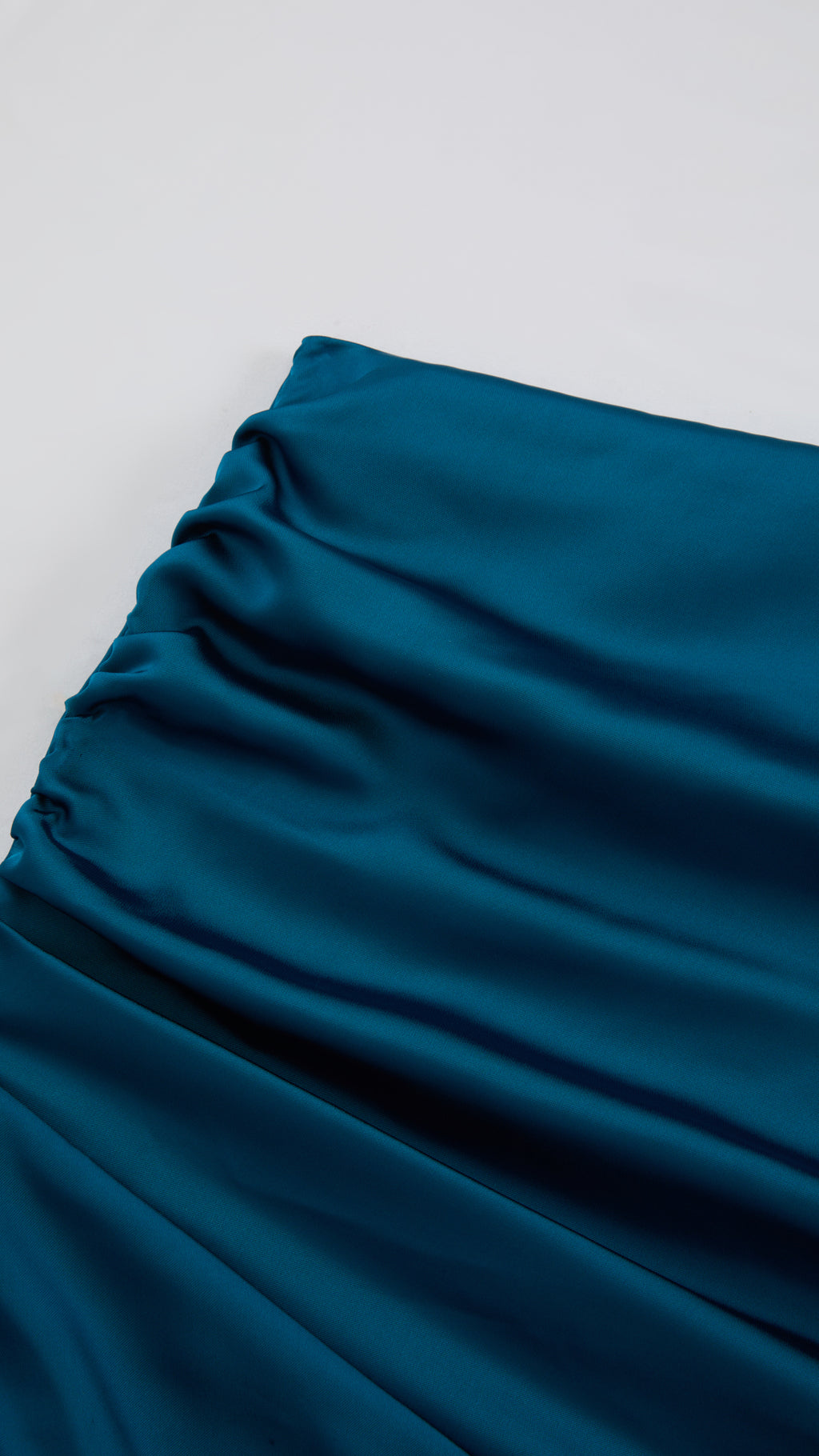 Abito Lungo Monospalla in Satin con Spacco - Eleganza Senza Tempo per Matrimoni e Serate