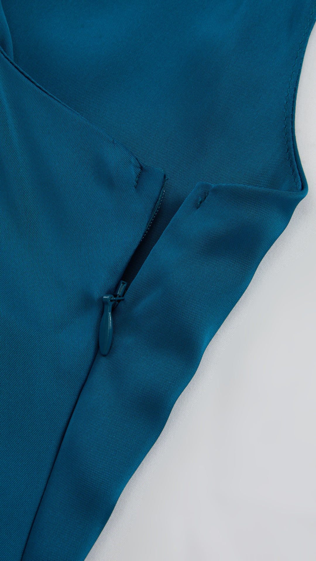 Abito Lungo Monospalla in Satin con Spacco - Eleganza Senza Tempo per Matrimoni e Serate