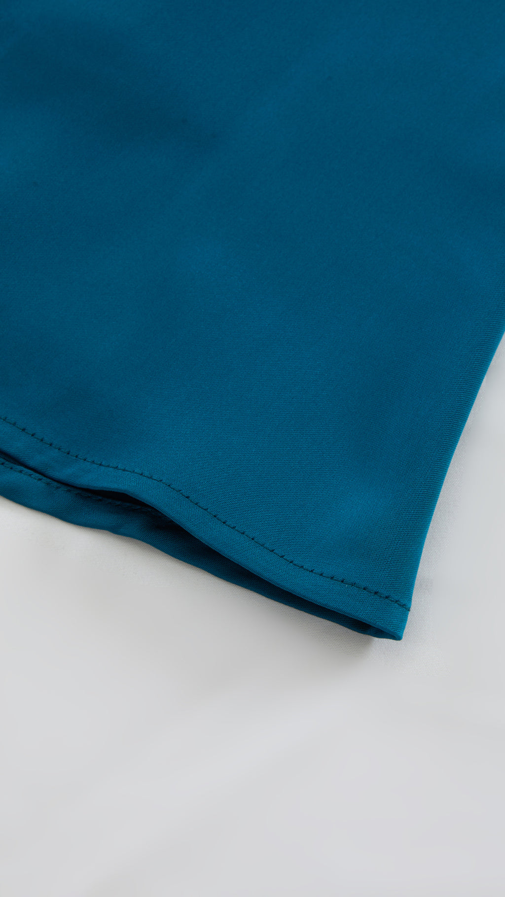 Abito Lungo Monospalla in Satin con Spacco - Eleganza Senza Tempo per Matrimoni e Serate
