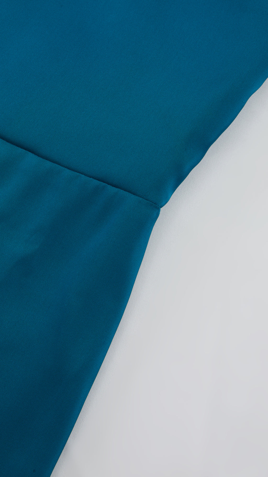 Abito Lungo Monospalla in Satin con Spacco - Eleganza Senza Tempo per Matrimoni e Serate