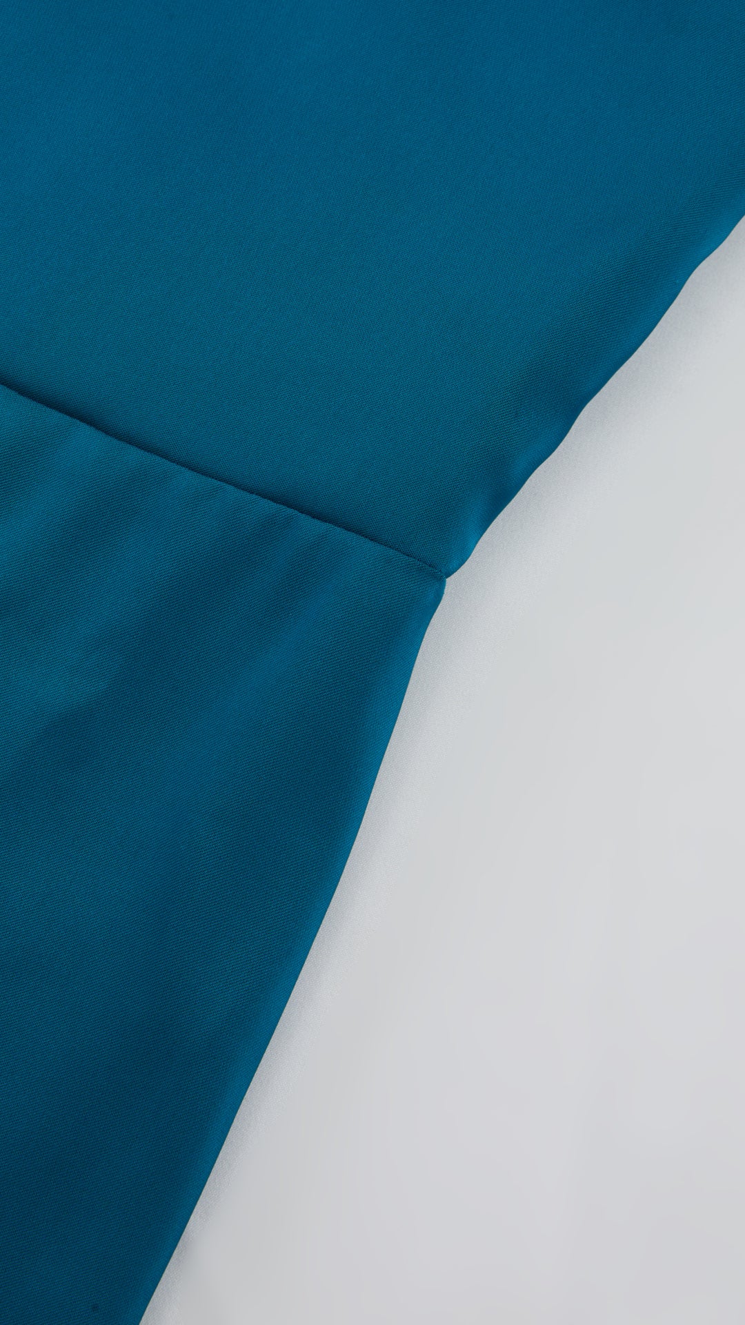 Abito Lungo Monospalla in Satin con Spacco - Eleganza Senza Tempo per Matrimoni e Serate