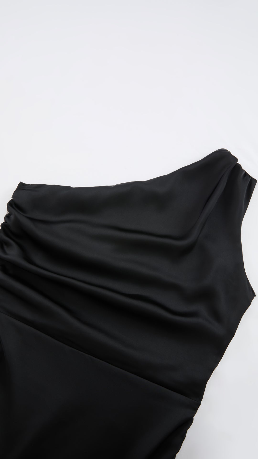 Abito Lungo Monospalla in Satin con Spacco - Eleganza Senza Tempo per Matrimoni e Serate