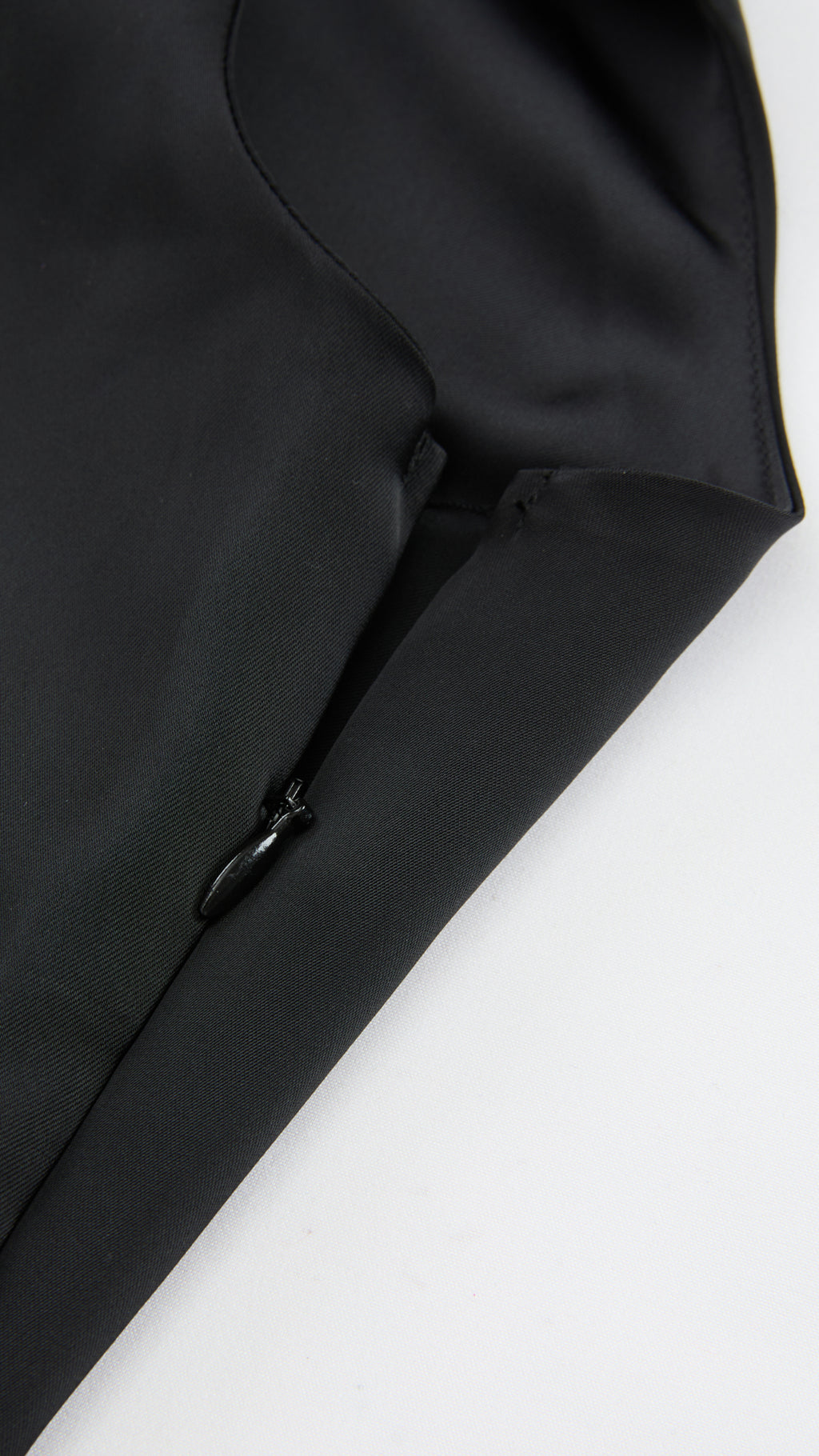 Abito Lungo Monospalla in Satin con Spacco - Eleganza Senza Tempo per Matrimoni e Serate