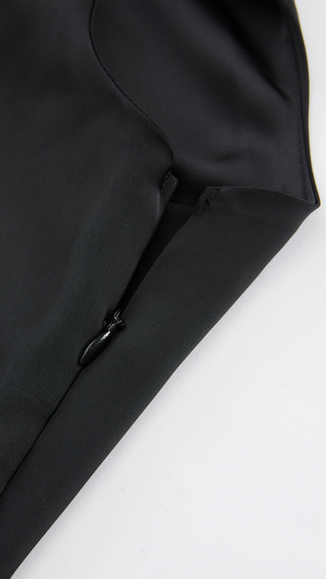 Abito Lungo Monospalla in Satin con Spacco - Eleganza Senza Tempo per Matrimoni e Serate