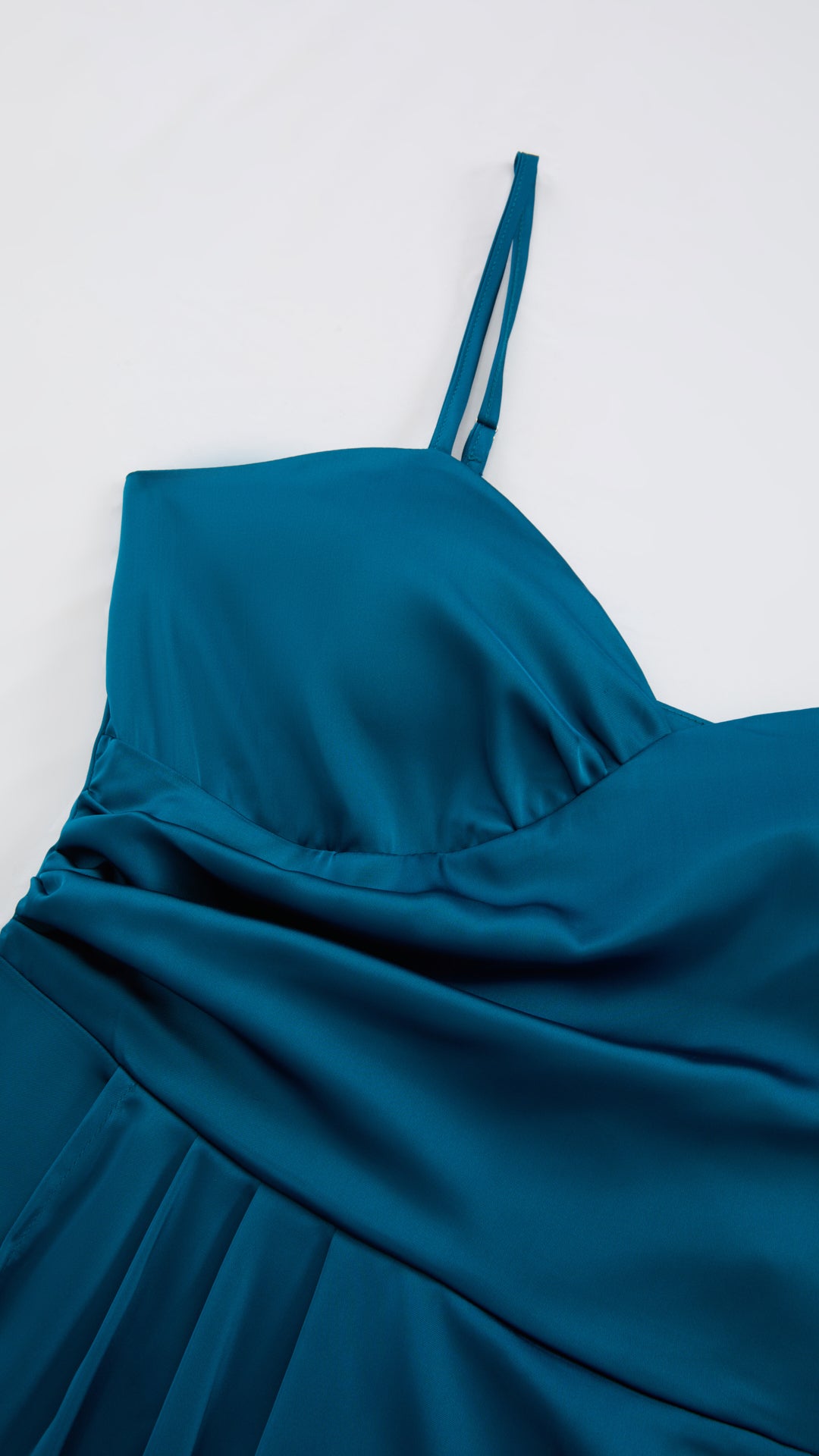 Abito Lungo a Spalline in Satin con Busto a Cuore - Eleganza per Matrimoni e Serate Speciali