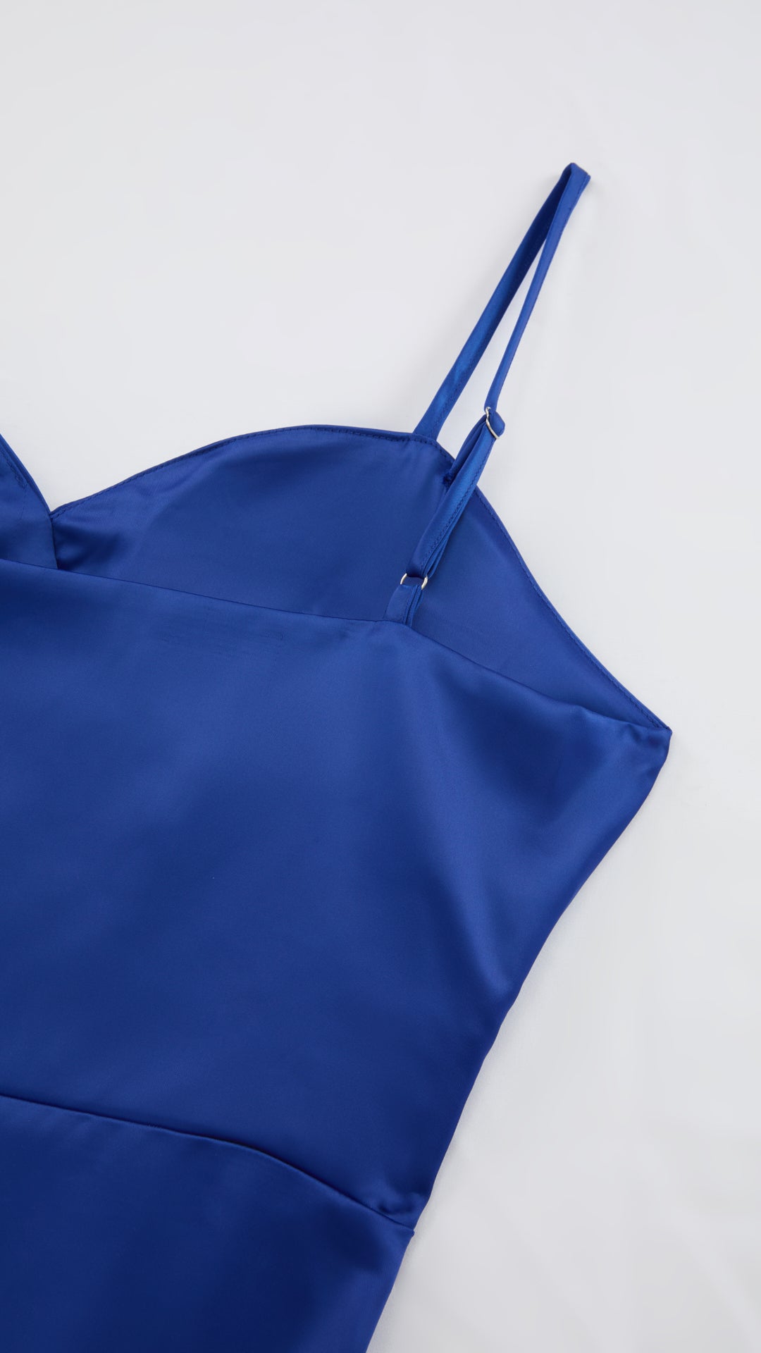 Abito Lungo a Spalline in Satin con Busto a Cuore - Eleganza per Matrimoni e Serate Speciali