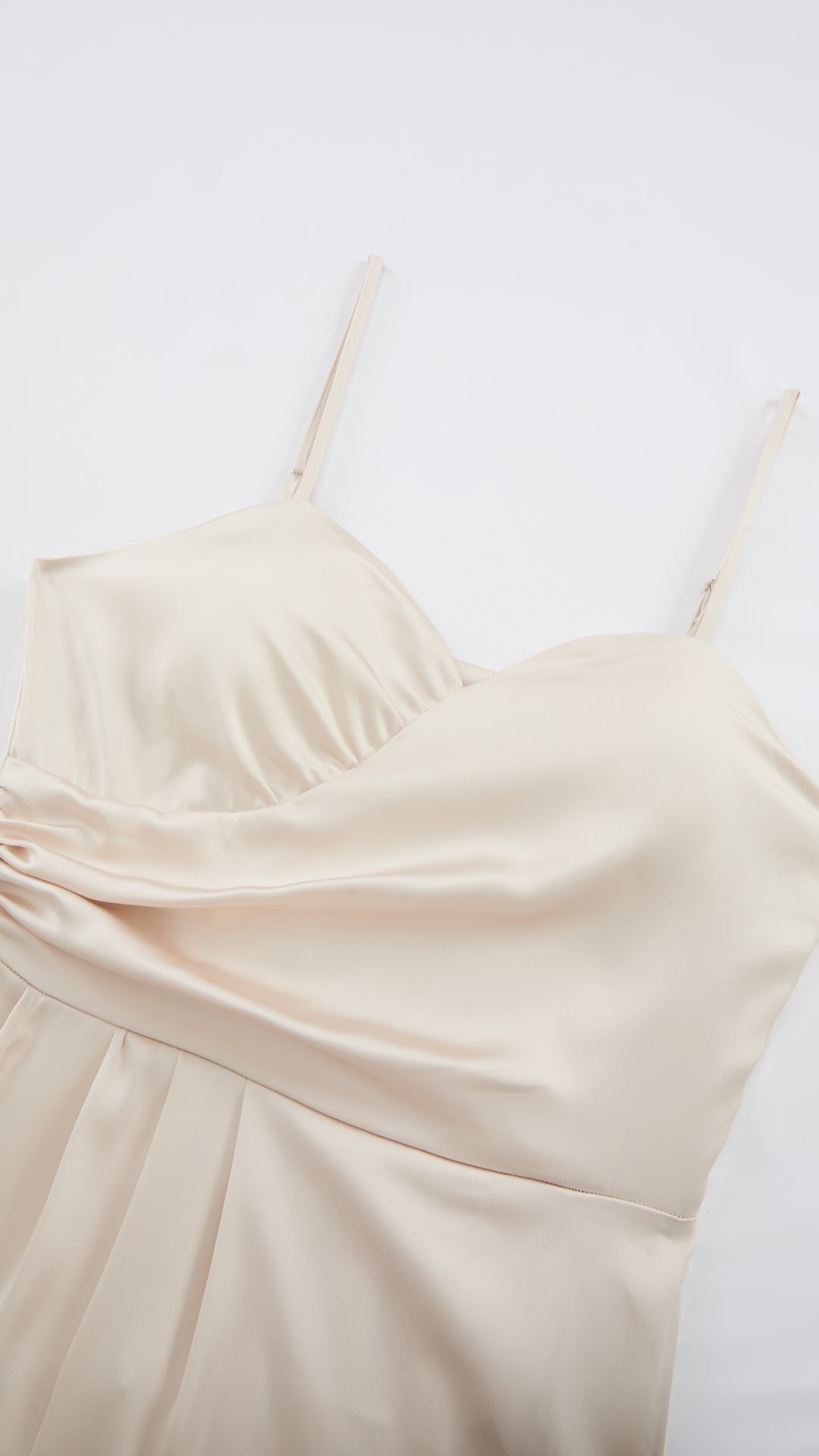 Abito Lungo a Spalline in Satin con Busto a Cuore - Eleganza per Matrimoni e Serate Speciali