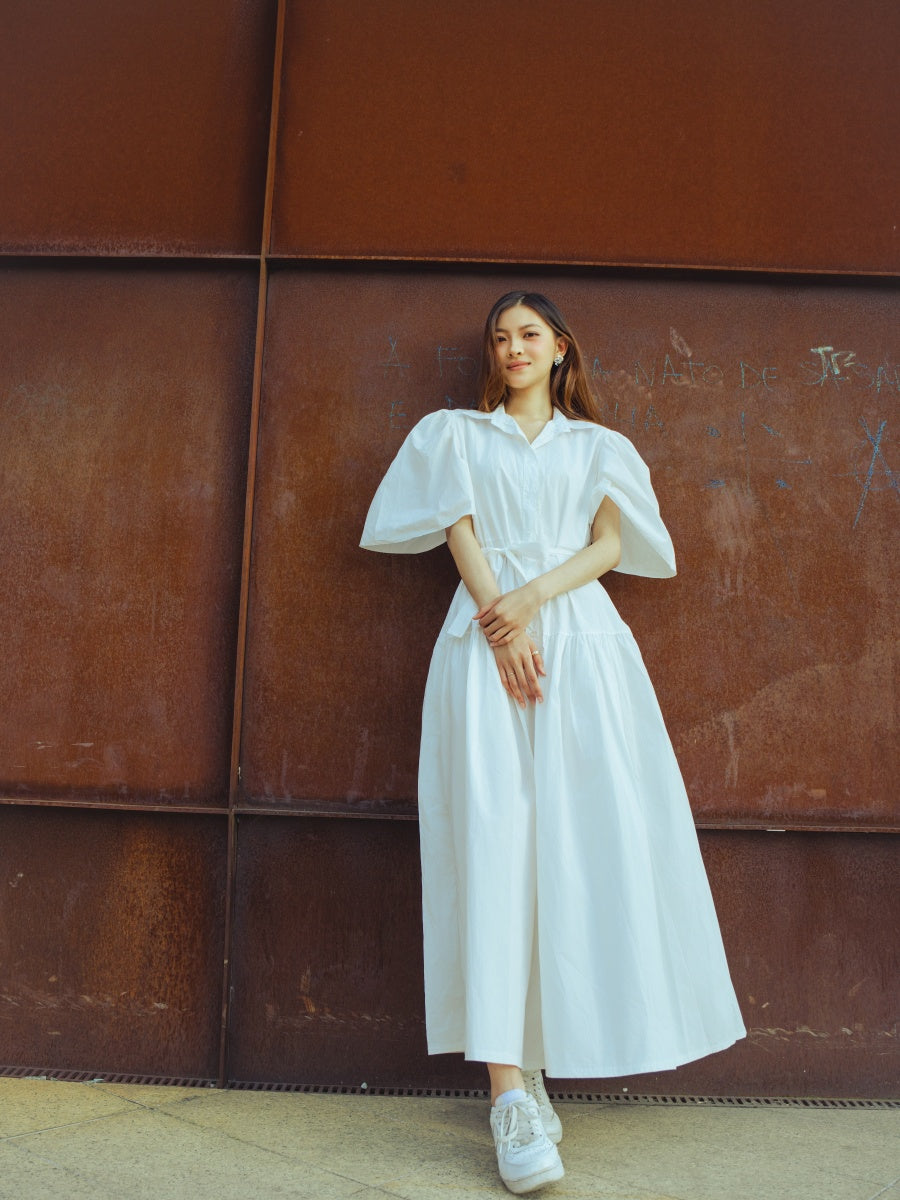 Vestito bianco corto con maniche voluminose, design moderno per uno stile audace.