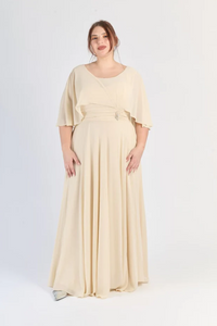 Rochie „Malina” – Rochie lungă de ceremonie cu mâneci tip capă și detalii cu bijuterii (Mărimi mari)