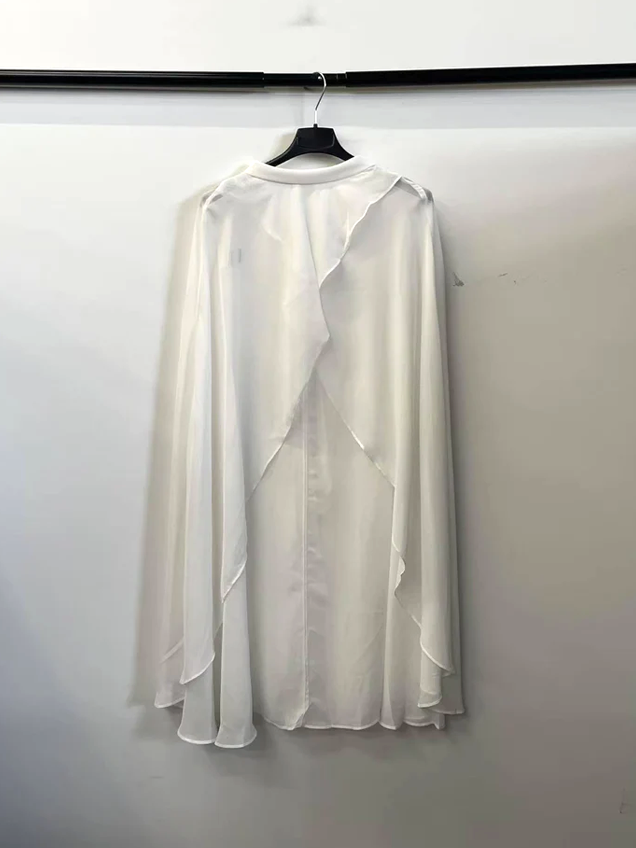 Mantella Ondulata – Eleganza Leggera “Aurelia” (solo lo scialle, non incluso l'abito)