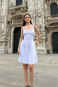 Rochie scurtă ușoară Elda cu legături la spate