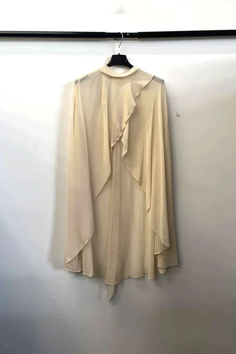 Mantella Ondulata – Eleganza Leggera “Aurelia” (solo lo scialle, non incluso l'abito)