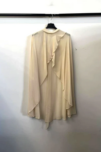 Mantella Ondulata – Eleganza Leggera “Aurelia” (solo lo scialle, non incluso l'abito)