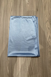 Titolo: Sciarpa "Lunara" – Eleganza satinata in tinta unita (solo lo scialle, non incluso l'abito)