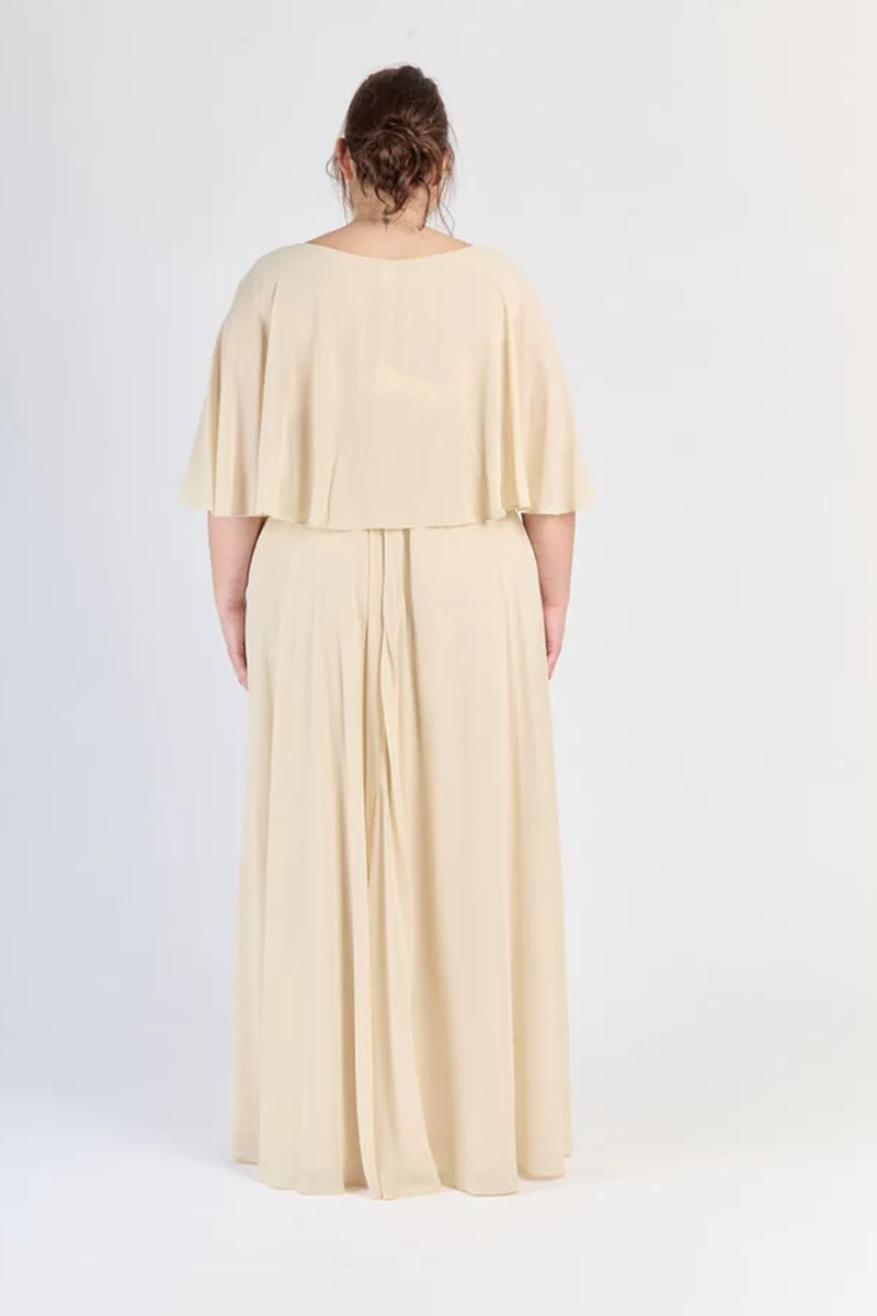 Rochie „Malina” – Rochie lungă de ceremonie cu mâneci tip capă și detalii cu bijuterii (Mărimi mari)