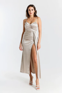 Rochie maxi Beatrice din satin drapat cu crăpătură laterală