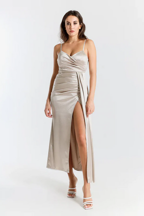 Rochie maxi Beatrice din satin drapat cu crăpătură laterală