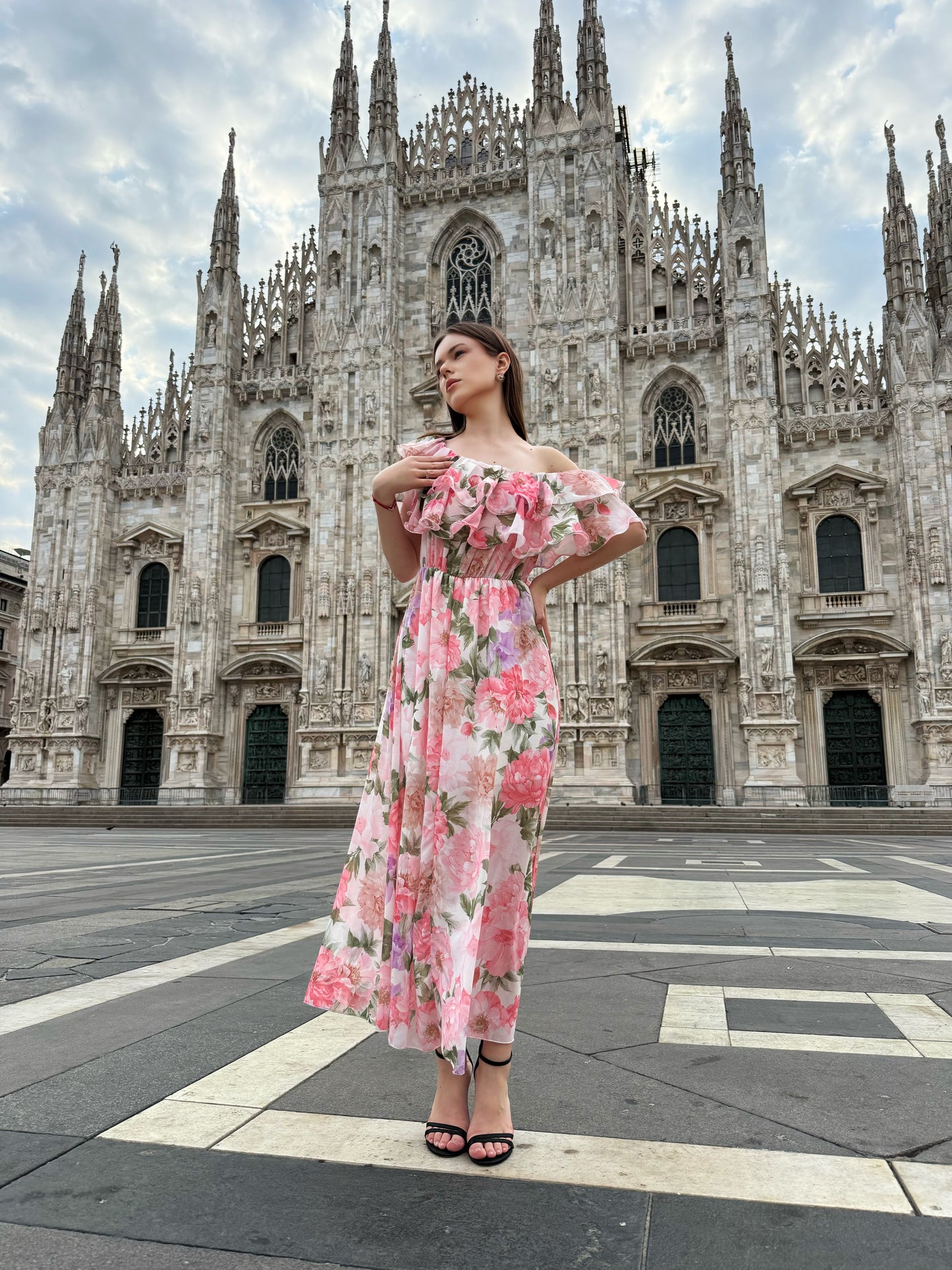 Abito “Ortensia” – Vestito Lungo a Fiori con Spalle Scoperte e Volant Romantici