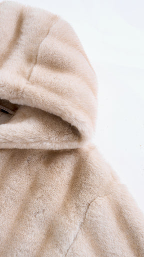 Giacca corta in pelliccia sintetica con cappuccio e zip frontale