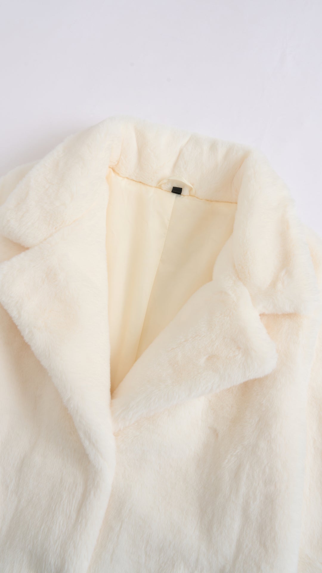 Cappotto medio in peluche sintetica con colletto a revers