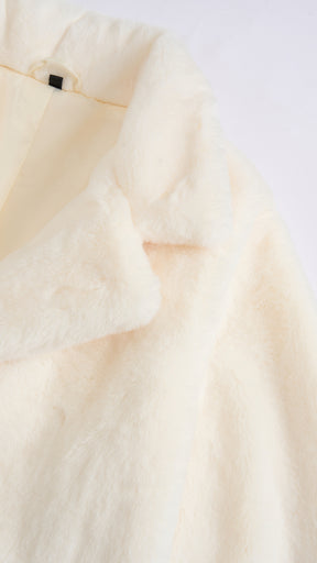 Cappotto medio in peluche sintetica con colletto a revers