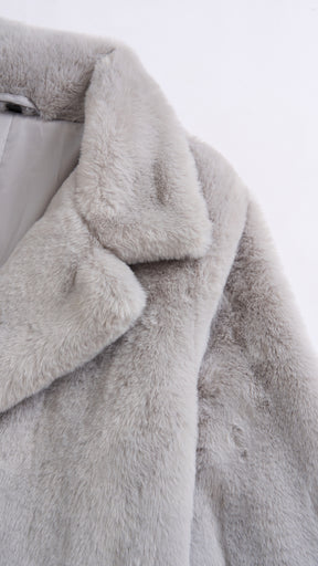 Cappotto medio in peluche sintetica con colletto a revers