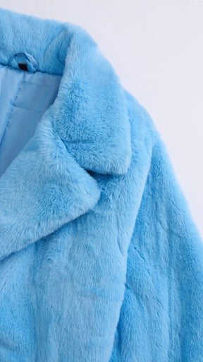 Cappotto medio in peluche sintetica con colletto a revers