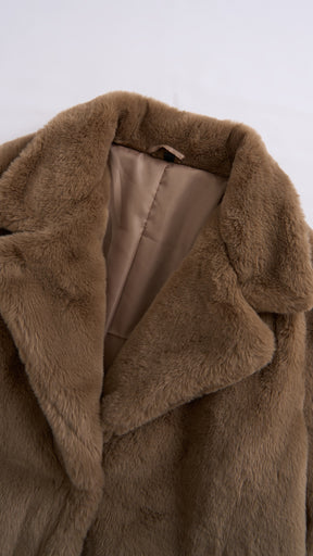 Cappotto medio in peluche sintetica con colletto a revers