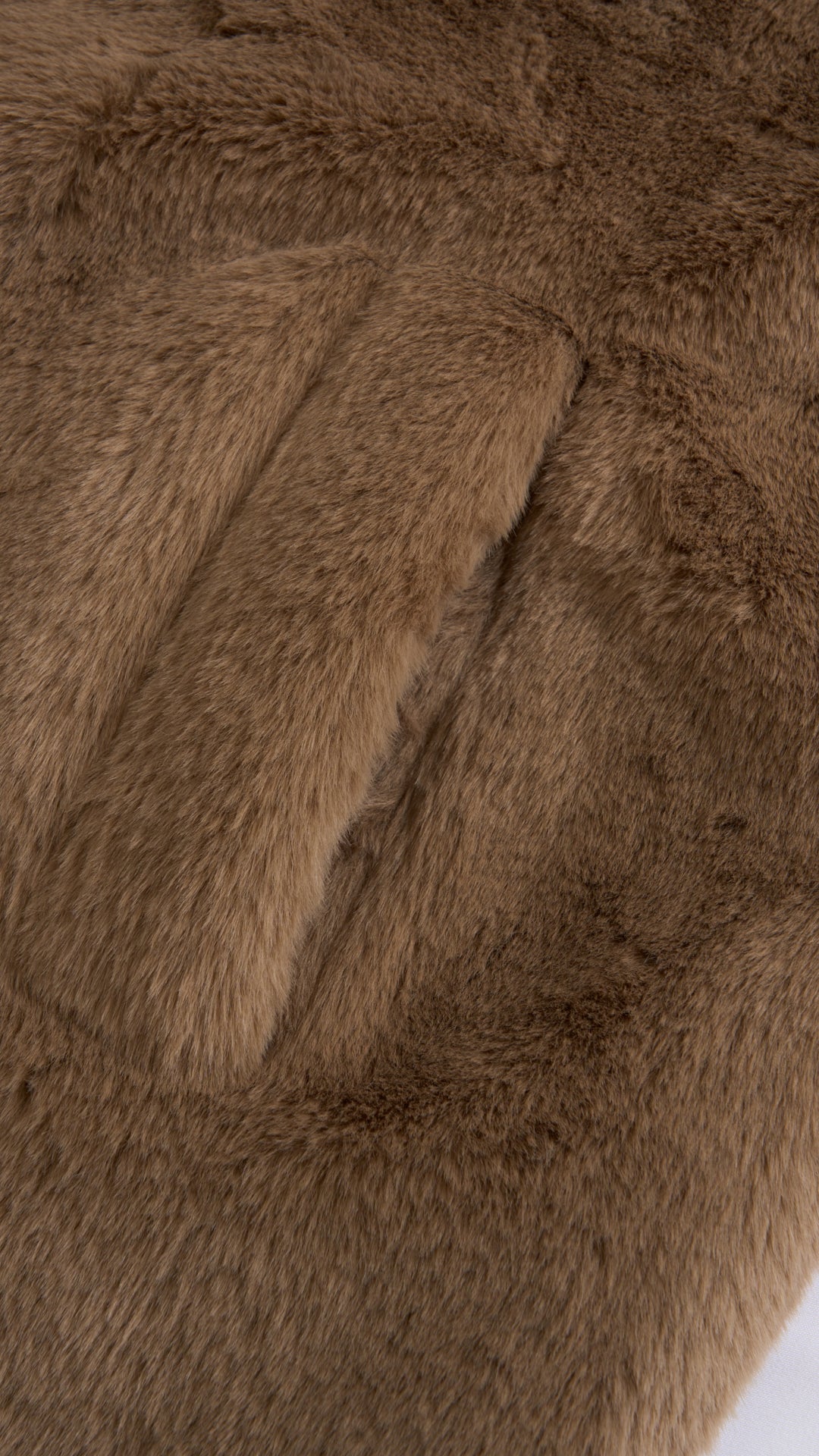 Cappotto medio in peluche sintetica con colletto a revers