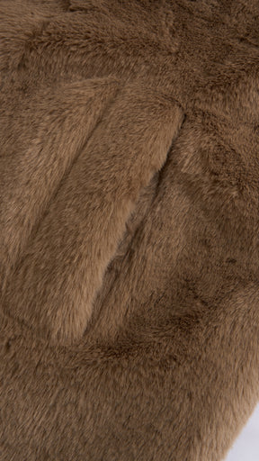 Cappotto medio in peluche sintetica con colletto a revers