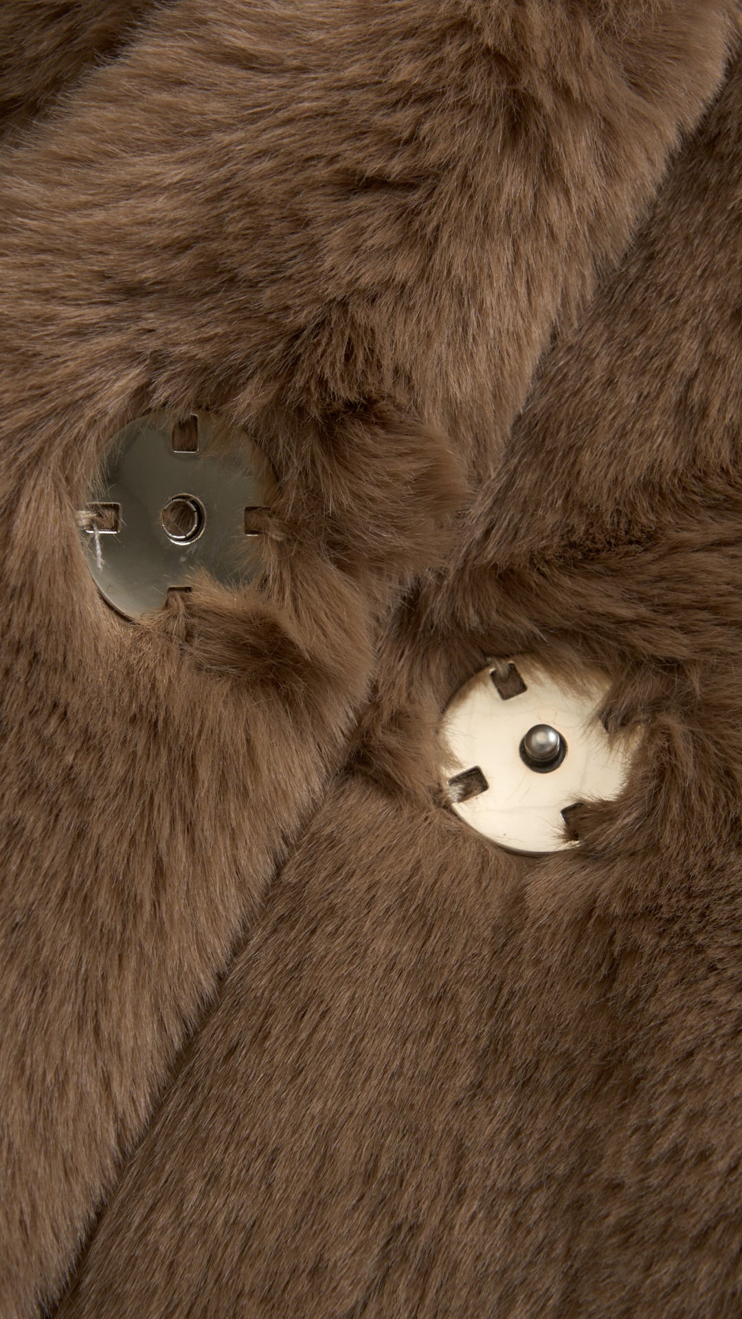 Cappotto medio in peluche sintetica con colletto a revers