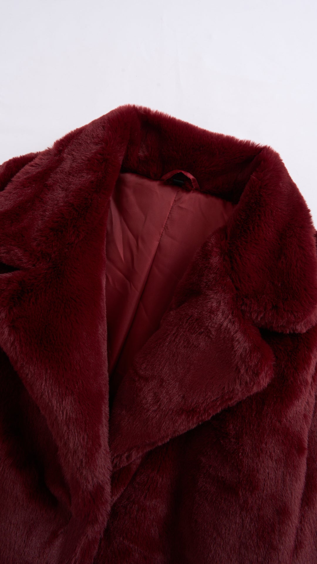 Cappotto medio in peluche sintetica con colletto a revers