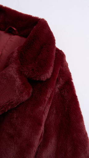 Cappotto medio in peluche sintetica con colletto a revers