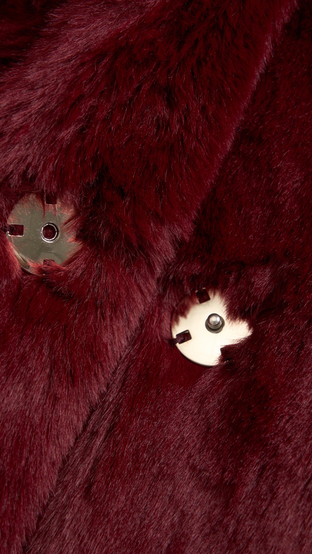 Cappotto medio in peluche sintetica con colletto a revers