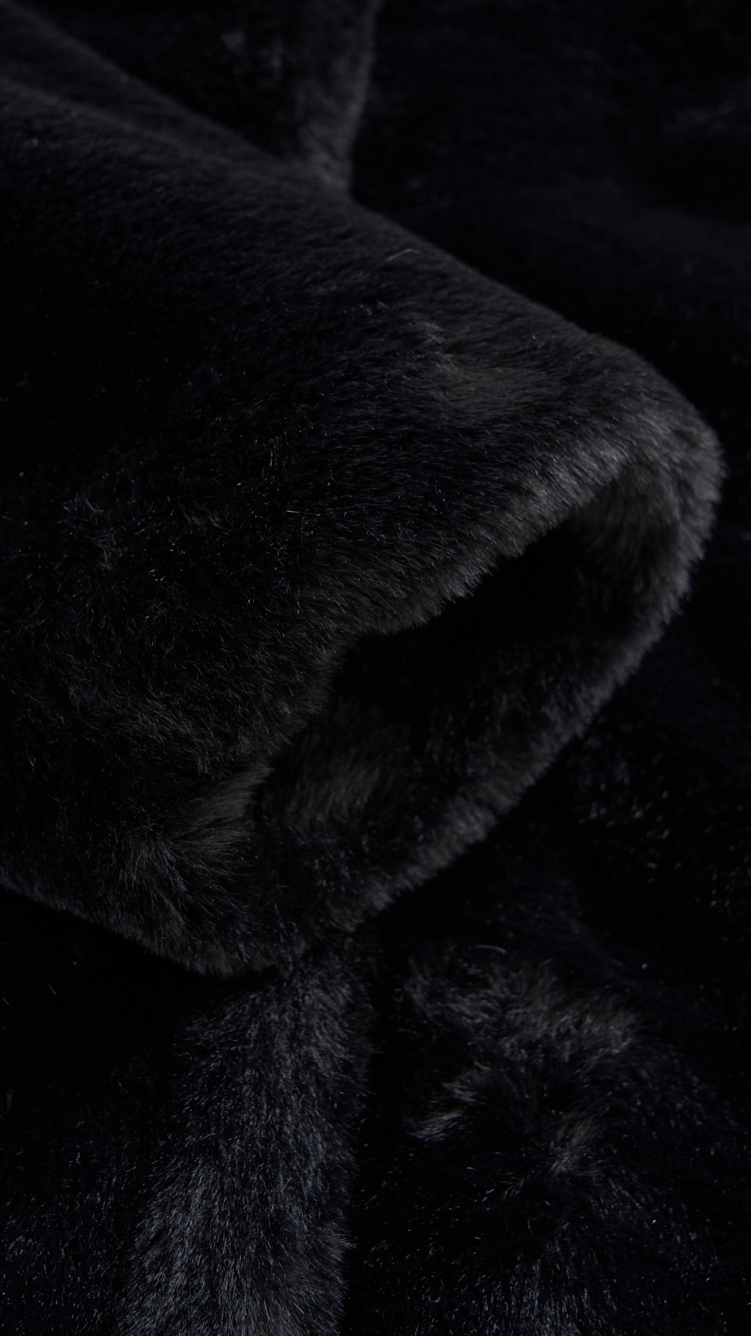 Cappotto medio in peluche sintetica con colletto a revers