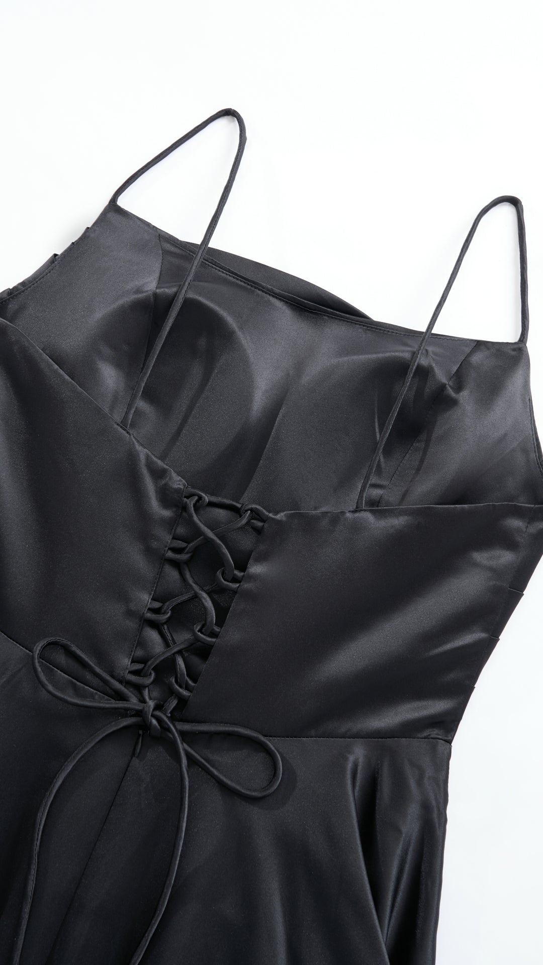 Abito da sera con spalline sottili e gonna a maxi