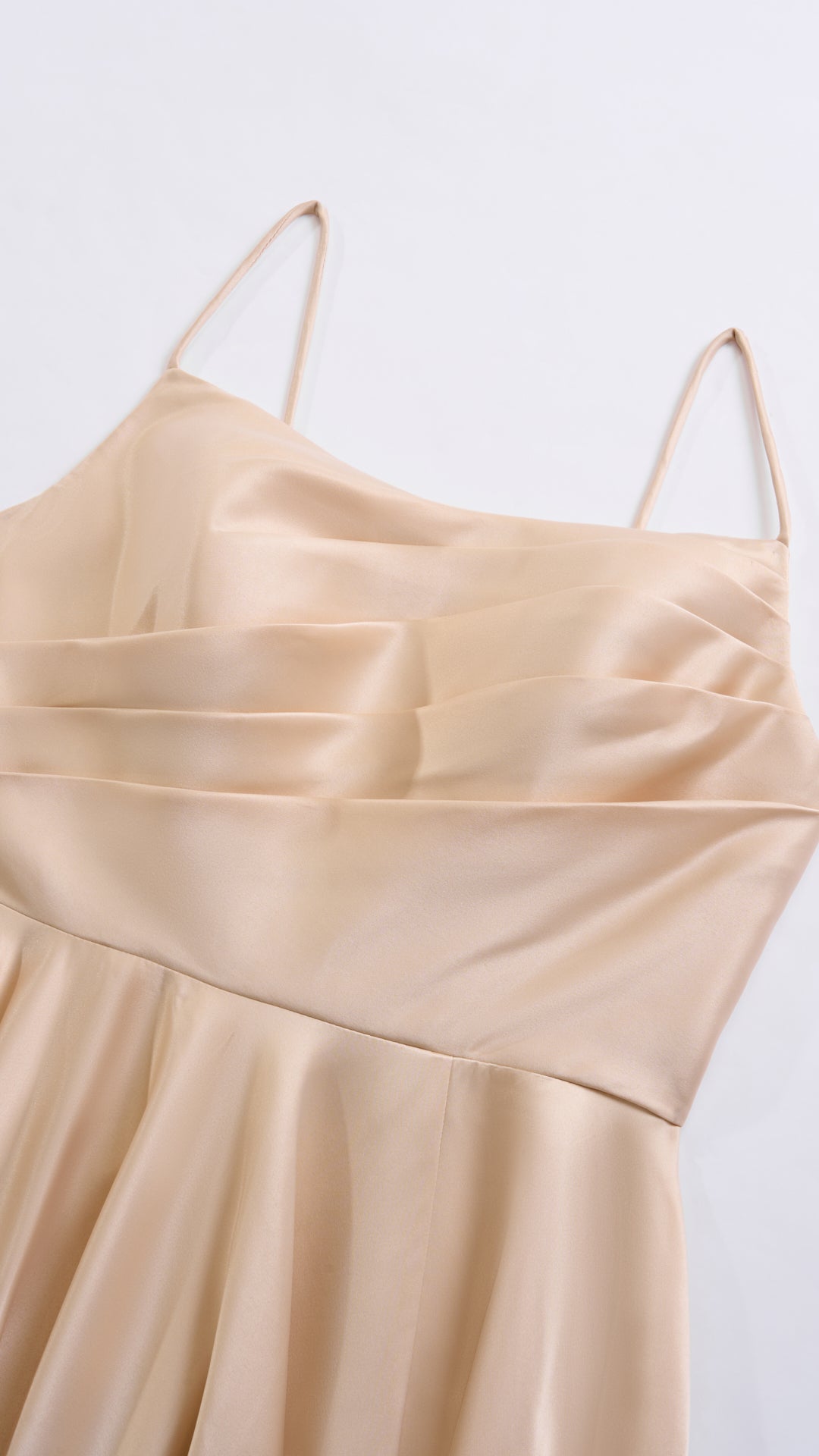 Abito da sera con spalline sottili e gonna a maxi