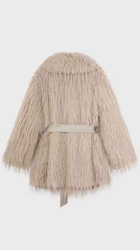 Cappotto corto in pelliccia sintetica a frange con cintura