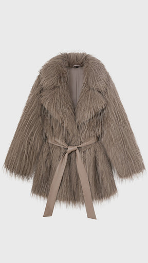 Cappotto corto in pelliccia sintetica a frange con cintura